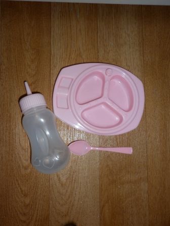 waterflesje met bord en lepel