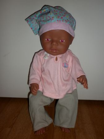 roze shirt, grijze broek en bandana 43 cm