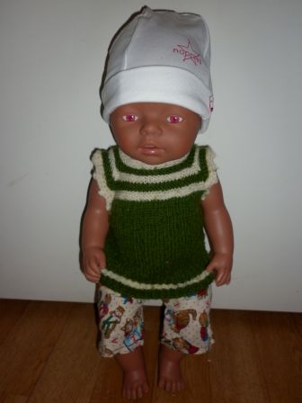 groen gehaakt shirt met broek en muts 43 cm