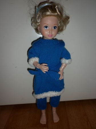 blauw pakje met witte biesjes 38 cm