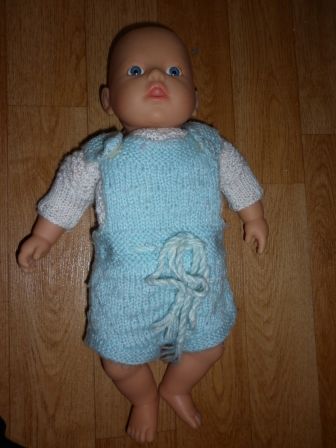 blauwe tuinbroek met wit truitje 32-34 cm