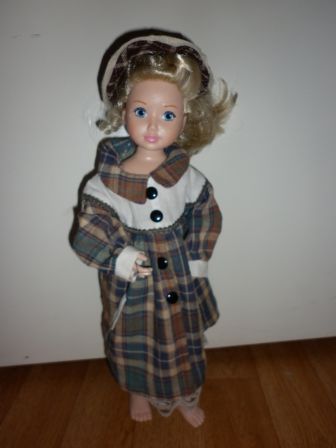 geruite jurk met hoed 38 cm