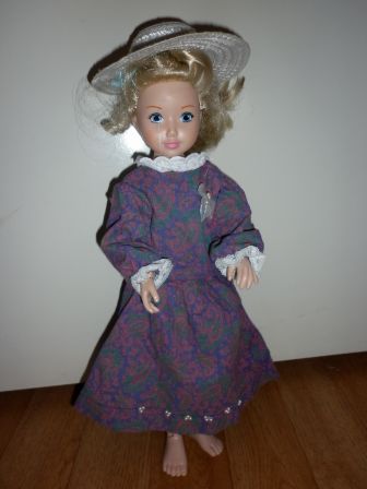 paarse jurk met witte hoed 38 cm