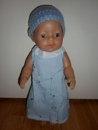 lichtblauwe lange jurk met muts 43 cm