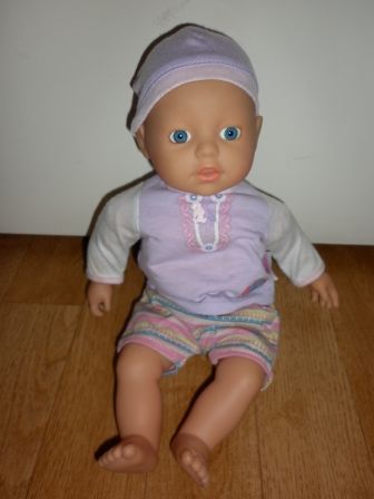 paars shirtje en muts met korte broek 32 cm