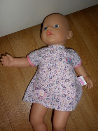 orgineel jurkje met paarse bloemetjes 32 cm