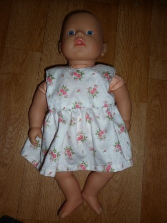 wit jurkje met rozen 32 cm