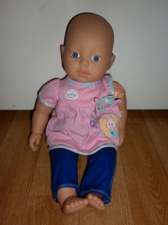 roze shirt met konijn en blauwe broek 32 cm