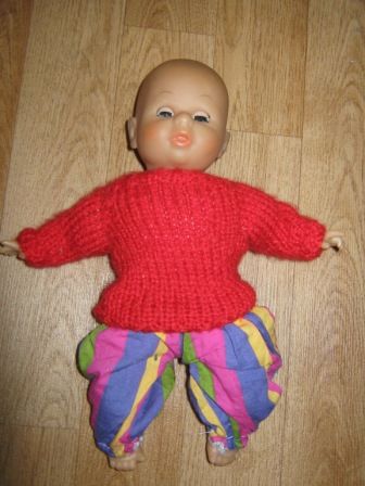 streepbroek met rode trui 27 cm