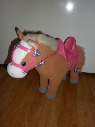 bruin baby born paard