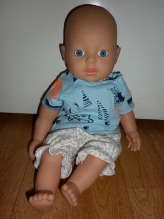 korte broek met blauw shirtje 32 cm