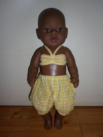 geel/ruit broek met bikinitopje 43 cm