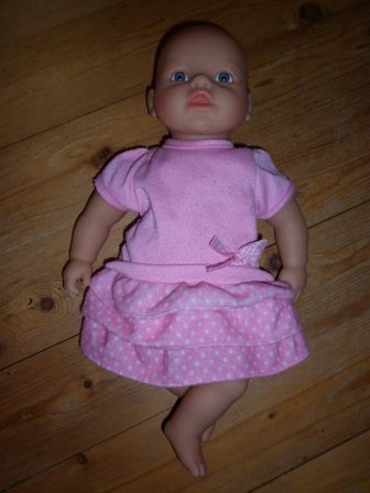 roze jurkje met stippen 32 cm