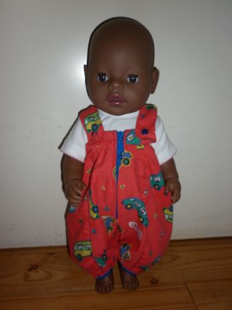 wit t-shirt en tuinbroek met auto's 43 cm