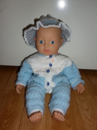 blauw/wit gebreid pakje met hoed 32 cm