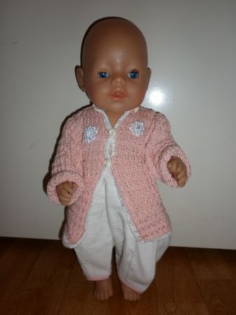 roze gehaakt vest met broek 43 cm