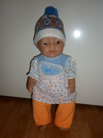 jurkje met wolkjes, oranje broek en muts 43 cm