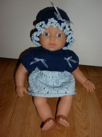 gehaakt jurkje met hoed in lichtblauw en donkerblauw 32 cm