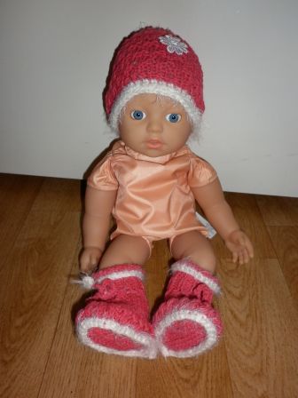 gehaakt mutsje met slofjes 32 cm