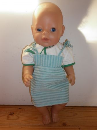 groen jurkje met shirtje 40-43 cm