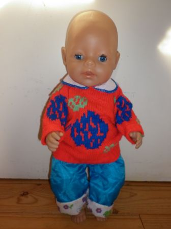 rode trui met blauwe broek 43 cm