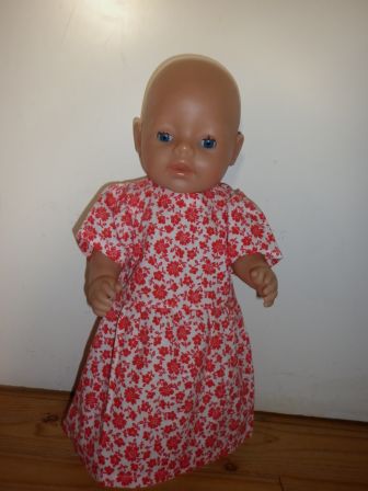 jurk met rode bloemetjes 43 cm