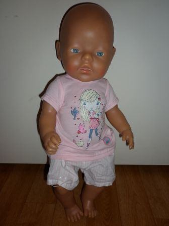 shirt met meisje en korte broek 43 cm