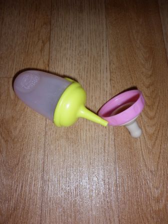 fles met groene tuit en dop