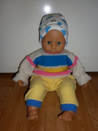 gele broek met trui en muts 46-48 cm