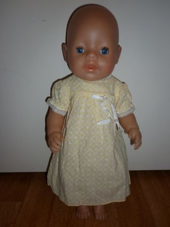 geel jurkje maat 42 (43 cm)