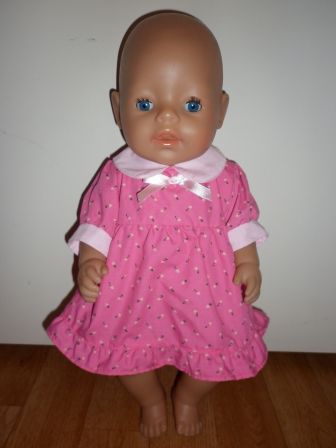 roze jurkje met kleine bloemetjes 43 cm