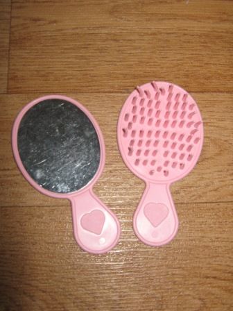 roze borstel en spiegeltje