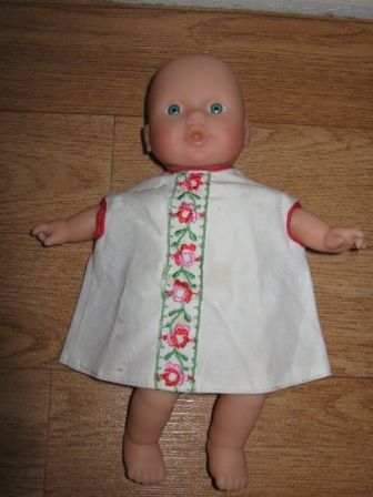 wit jurkje met bloemetjes 21-22 cm