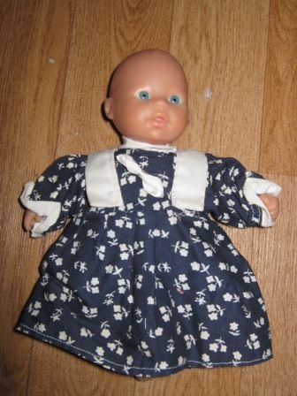 donker jurkje met witte bloemetjes 20 cm