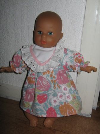 jurkje met bloemen en kanten kraag 27 cm