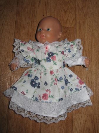 jurkje met bloemen en kant 20 cm