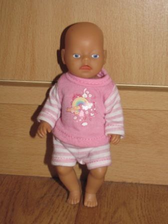 14 cm poppetje in trui met regenboog en korte broek