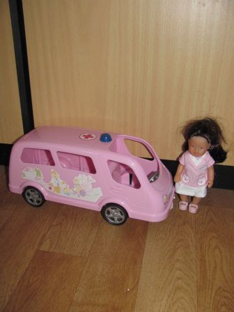 mini baby born 14 cm ambulance met zuster