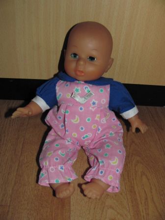 boxpakje in roze met blauwe mouwtjes 27cm