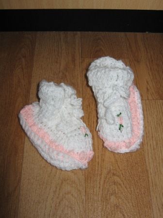 wit met roze slofjes 48 cm pop