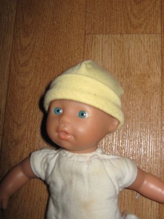 geel mutsje voor 20 cm popje