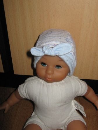 lichtroze mutsje met strik 27 cm