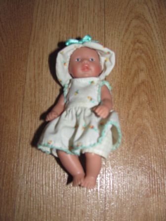 11 cm poppetje met kleding