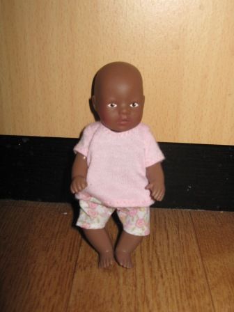 korte broek met bloemetjes en roze shirtje 11 cm