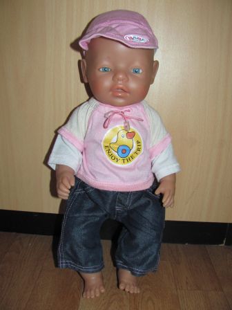 spijkerbroek met roze longsleeve en petje 43 cm