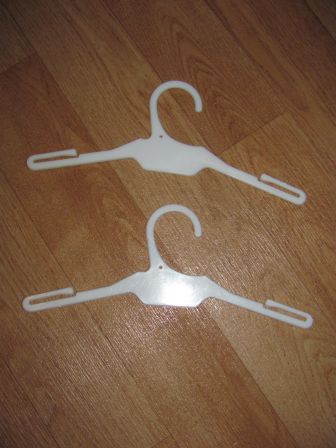 witte poppenhangertjes