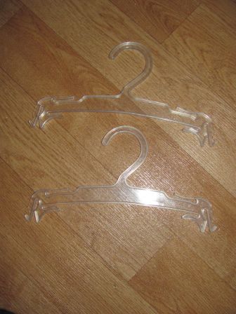 2 doorzichtige poppenhangertjes waar ook een broekje aan kan