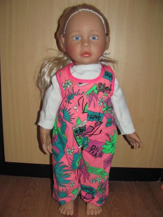 roze tuinbroek met print en truitje 50 cm Girls Only pop