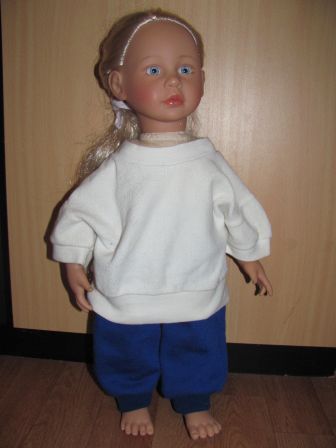 witte trui met blauwe broek 50 cm Girls Only pop