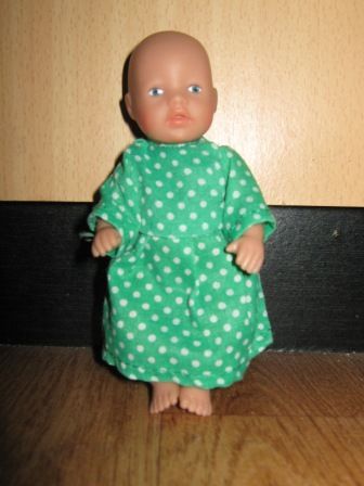 groen jurkje met witte stipjes 11 cm